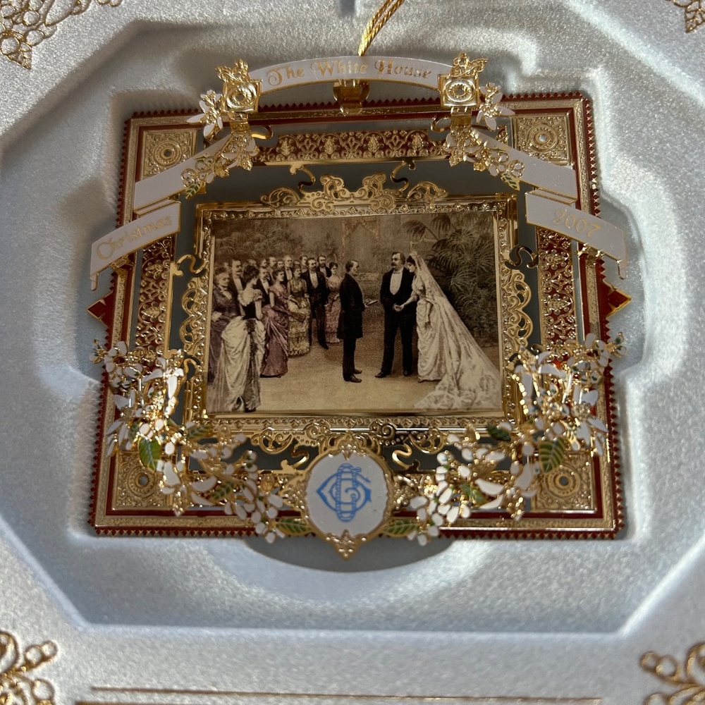 2007 WHITE HOUSE CHRISTMAS ORNAMENT, A PRESIDENT MARRIES IN THE WHITE HOUSE